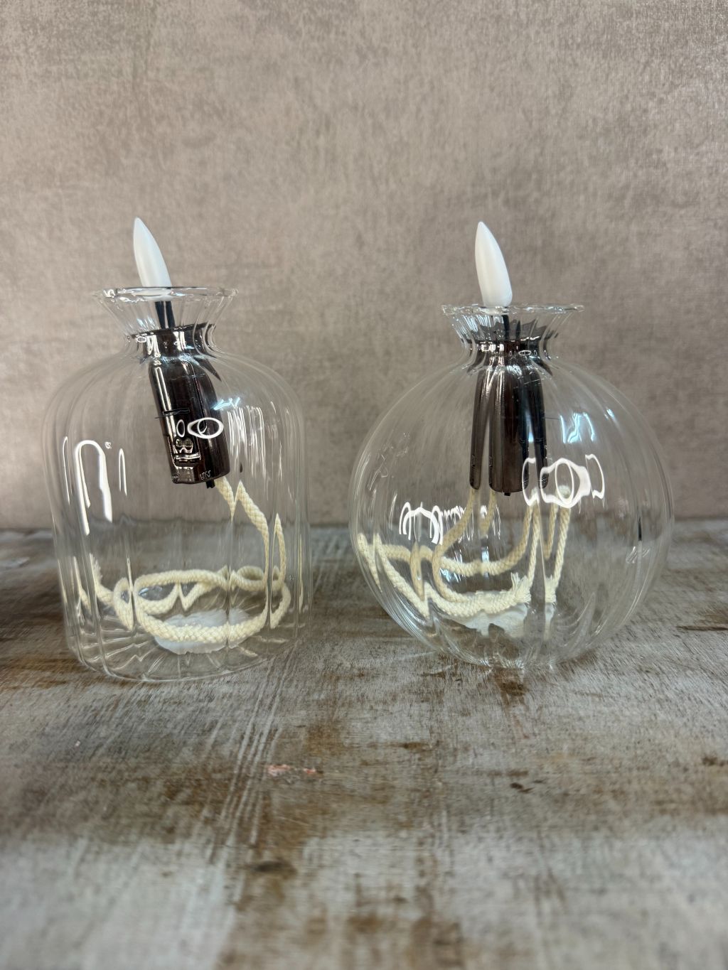 Transparante glazen led kaars Oil met lont, verkrijgbaar in bol en recht model, inclusief batterijen.