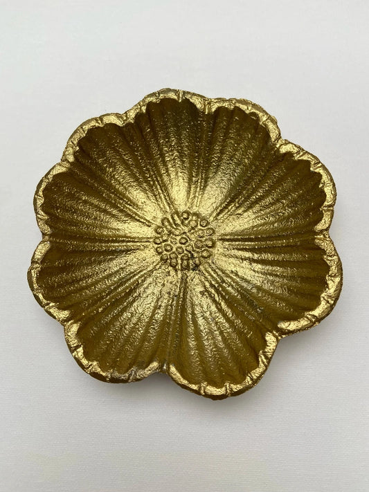 Złota misa z kwiatami