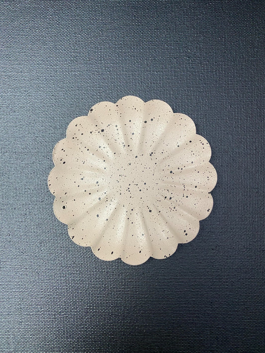 Miska z kropkami piasku