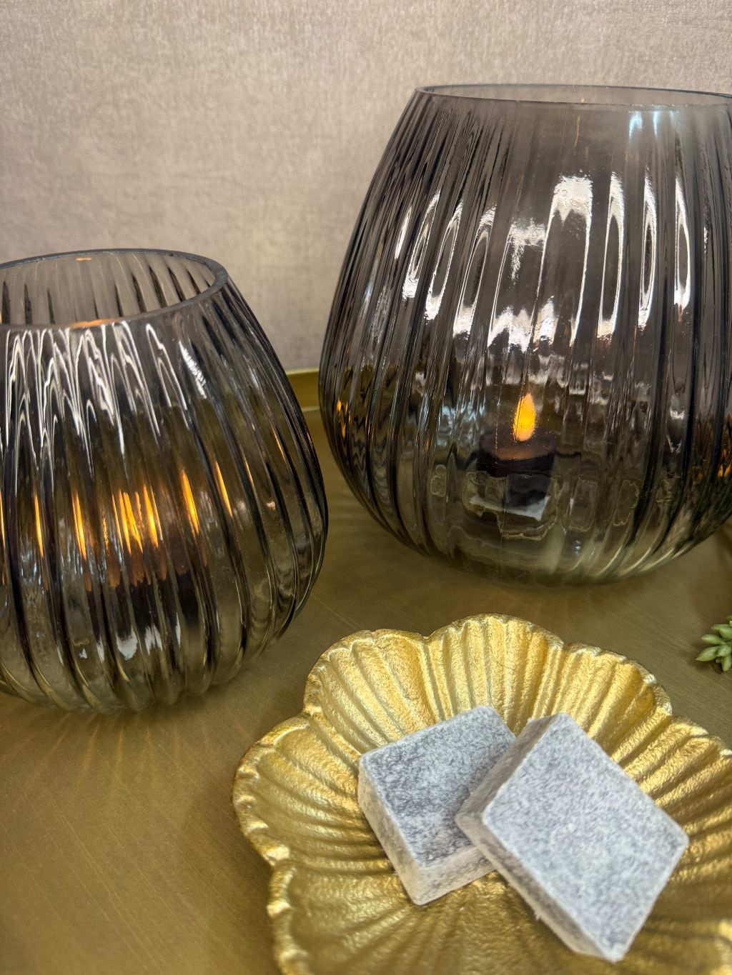 Ertwenplant, amberblokjes, waxinelichthouders
