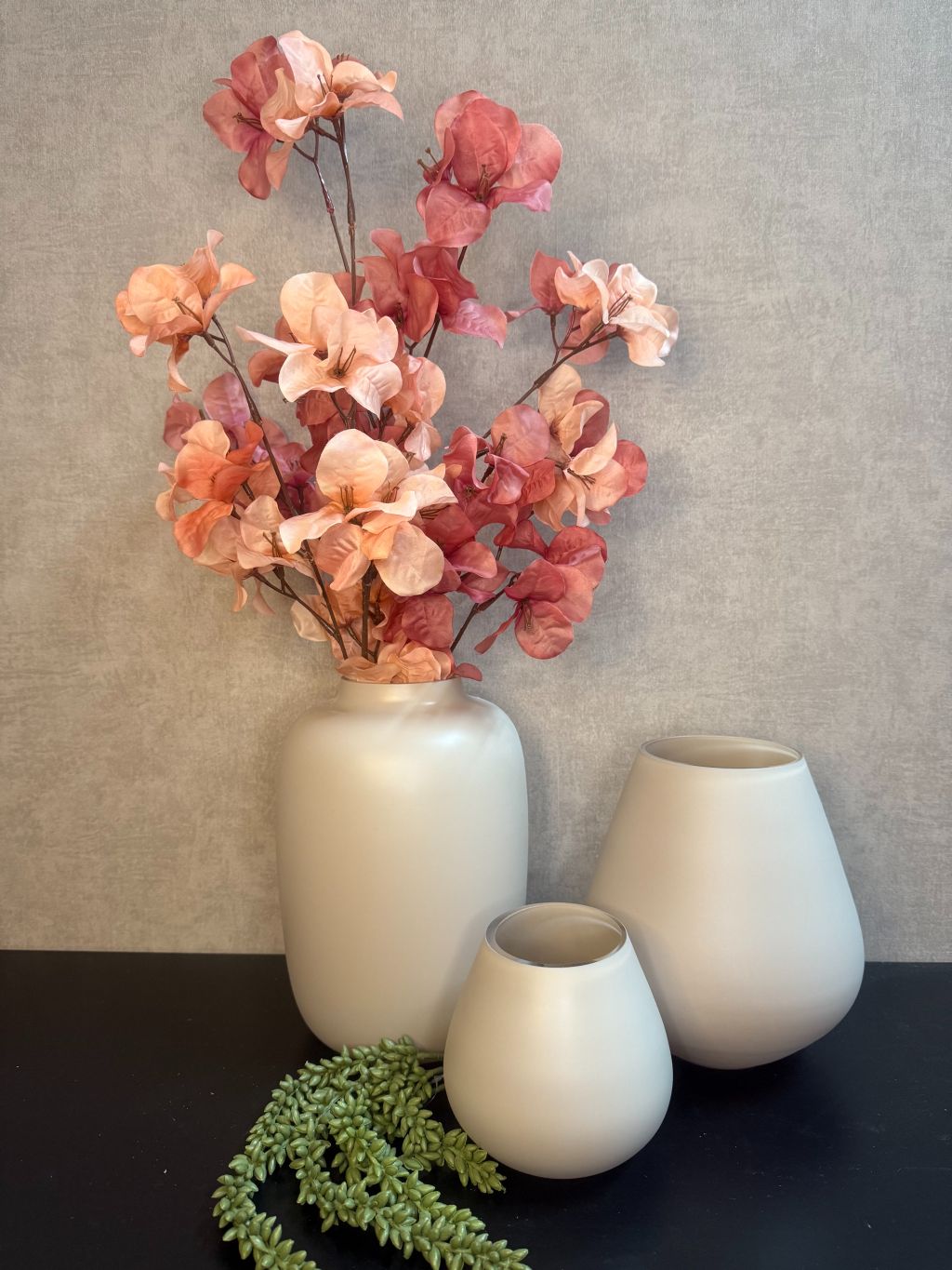 Vaas tasman met andere vaas, erwtenplant en kunstbloemen