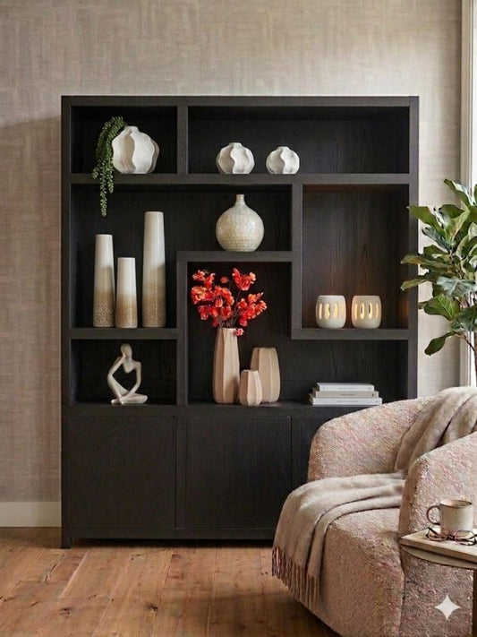 Moderne zwarte vakkenkast met beige vazen, ornamenten en LED waxinelichtjes