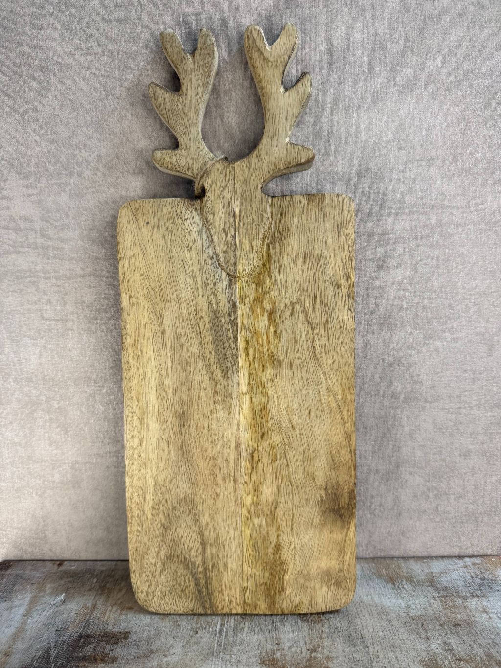 Mangohouten borrelplank met rendiergewei-design, 40x16 cm, ideaal voor kersthapjes.