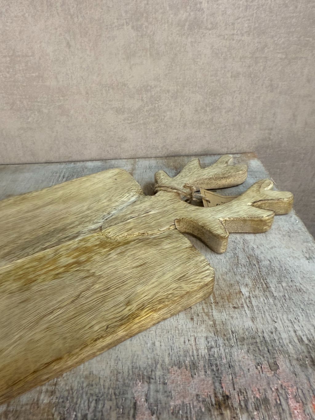 Mangohouten borrelplank met rendiergewei-design, 40x16 cm, ideaal voor kersthapjes.
