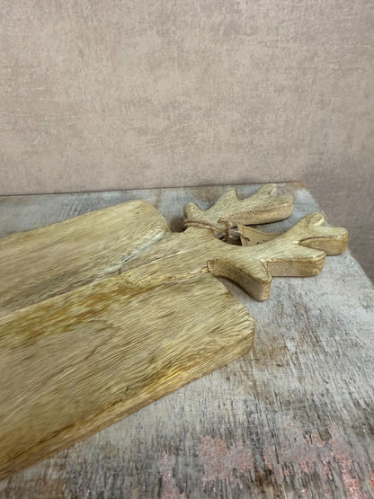 Mangohouten borrelplank met rendiergewei-design, 40x16 cm, ideaal voor kersthapjes.