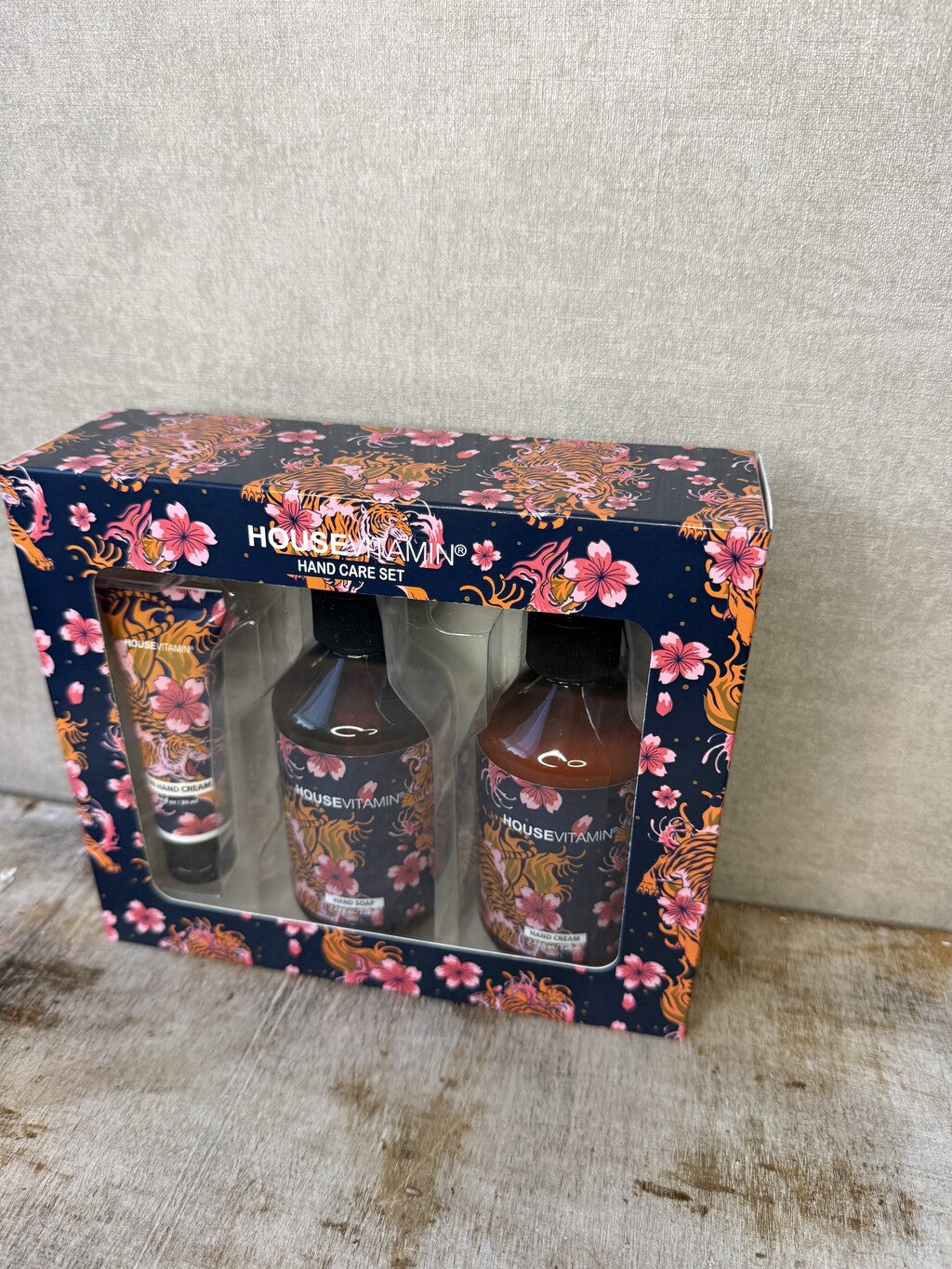 HouseVitamin cadeauset handverzorging Amber met handzeep, handcrème en mini handcrème in cadeauverpakking met tijger- en bloemenprint.