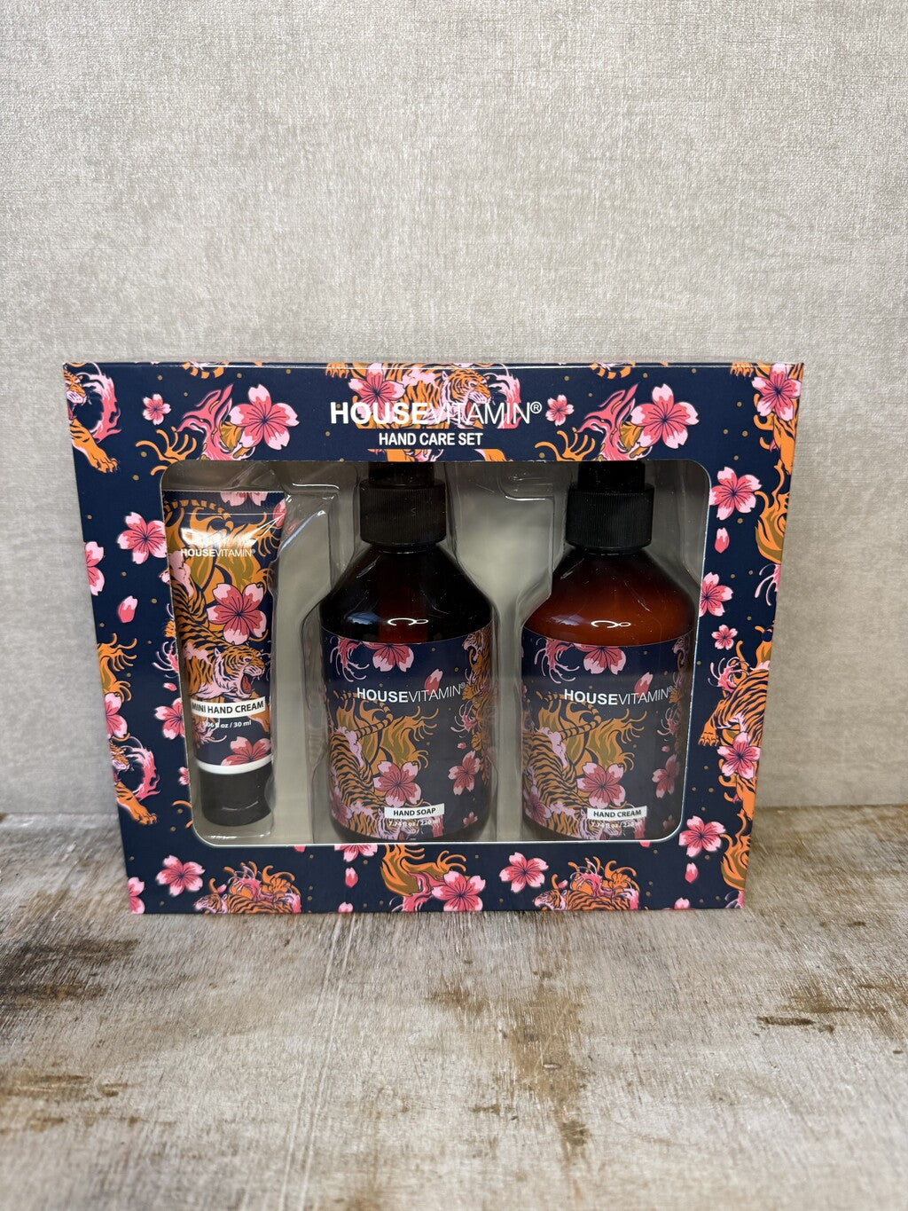 HouseVitamin cadeauset handverzorging Amber met handzeep, handcrème en mini handcrème in cadeauverpakking met tijger- en bloemenprint.