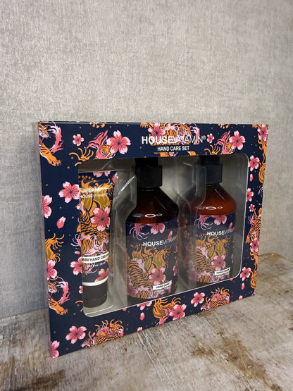 HouseVitamin cadeauset handverzorging Amber met handzeep, handcrème en mini handcrème in cadeauverpakking met tijger- en bloemenprint.