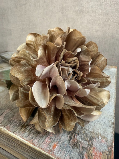 Kunstbloem dahlia lichtbruin – realistische bloem met warme tint en natuurlijke uitstraling