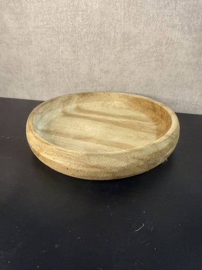 houten dienblad in naturel kleur met zichtbaar nervenpatroon, liggend op een zwart oppervlak.
