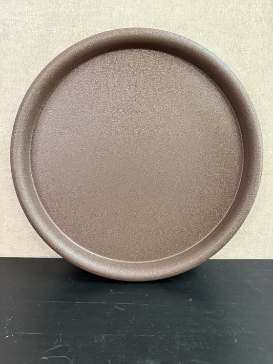Rond bruin metalen dienblad met een fijne structuur en opstaande rand.