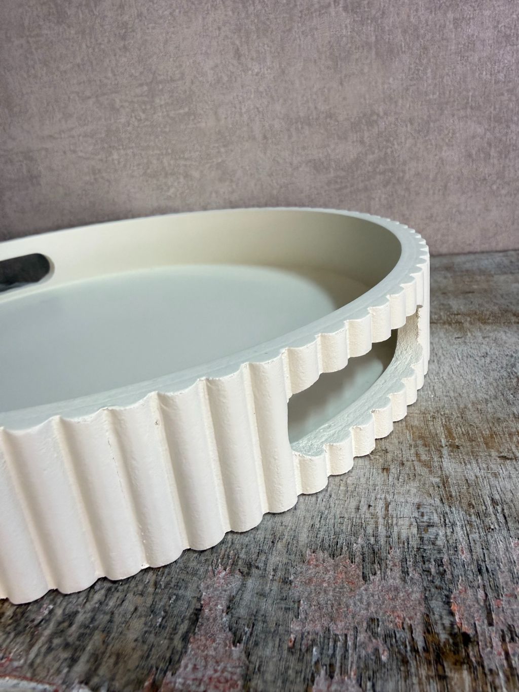 beige houten dienblad met geribbelde rand