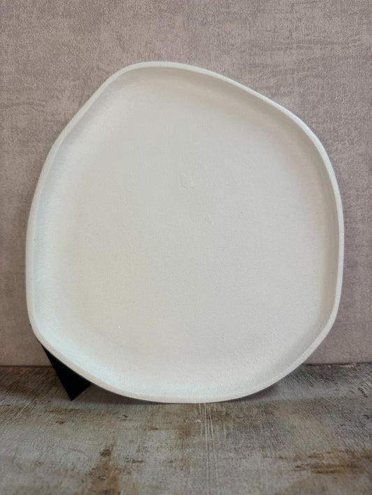 Dienblad Sandy in ivory kleur met organische vorm, gemaakt van duurzaam materiaal, op houten ondergrond tegen beige achtergrond.