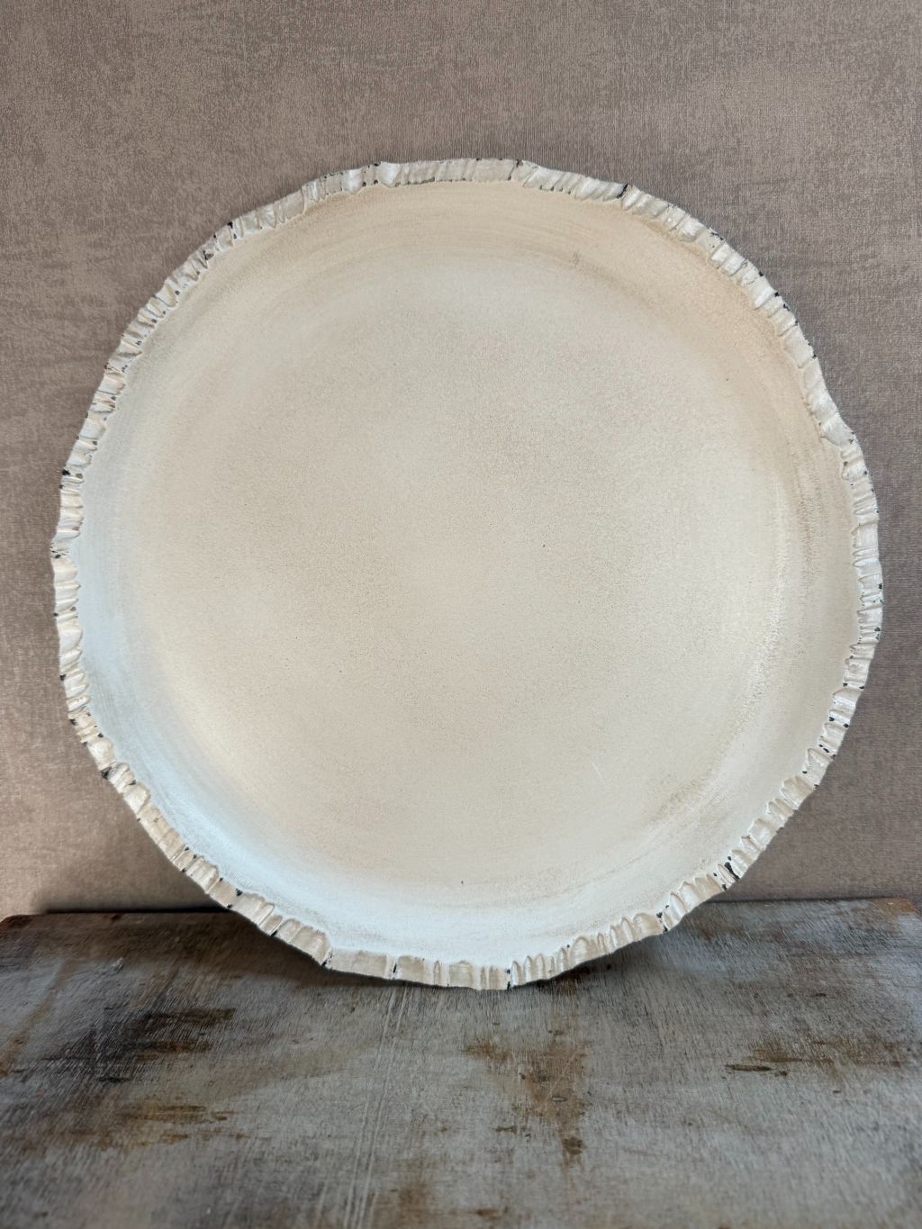Rond houten dienblad Mato in wit met used look en speelse randafwerking, Ø 33 cm.