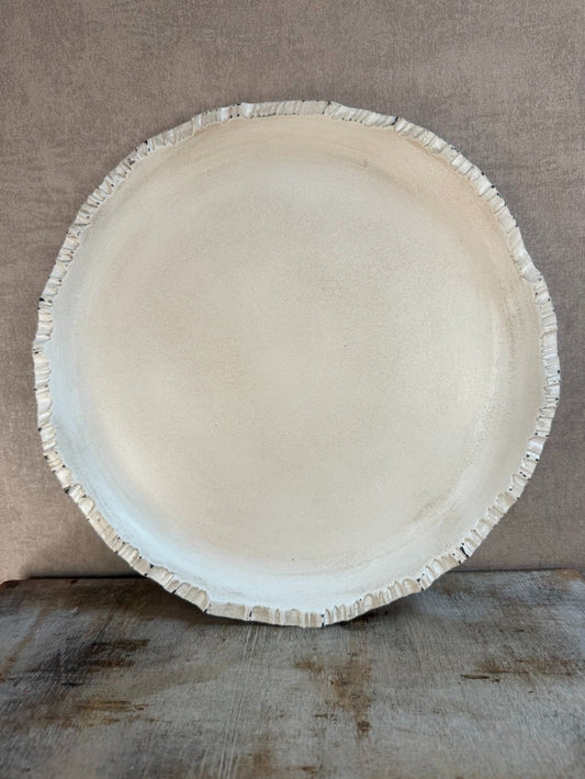 Rond houten dienblad Mato in wit met used look en speelse randafwerking, Ø 33 cm.