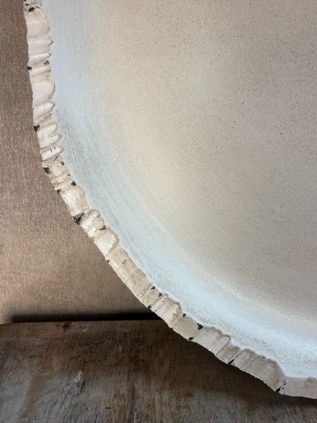 Rond houten dienblad Mato in wit met used look en speelse randafwerking, Ø 33 cm.
