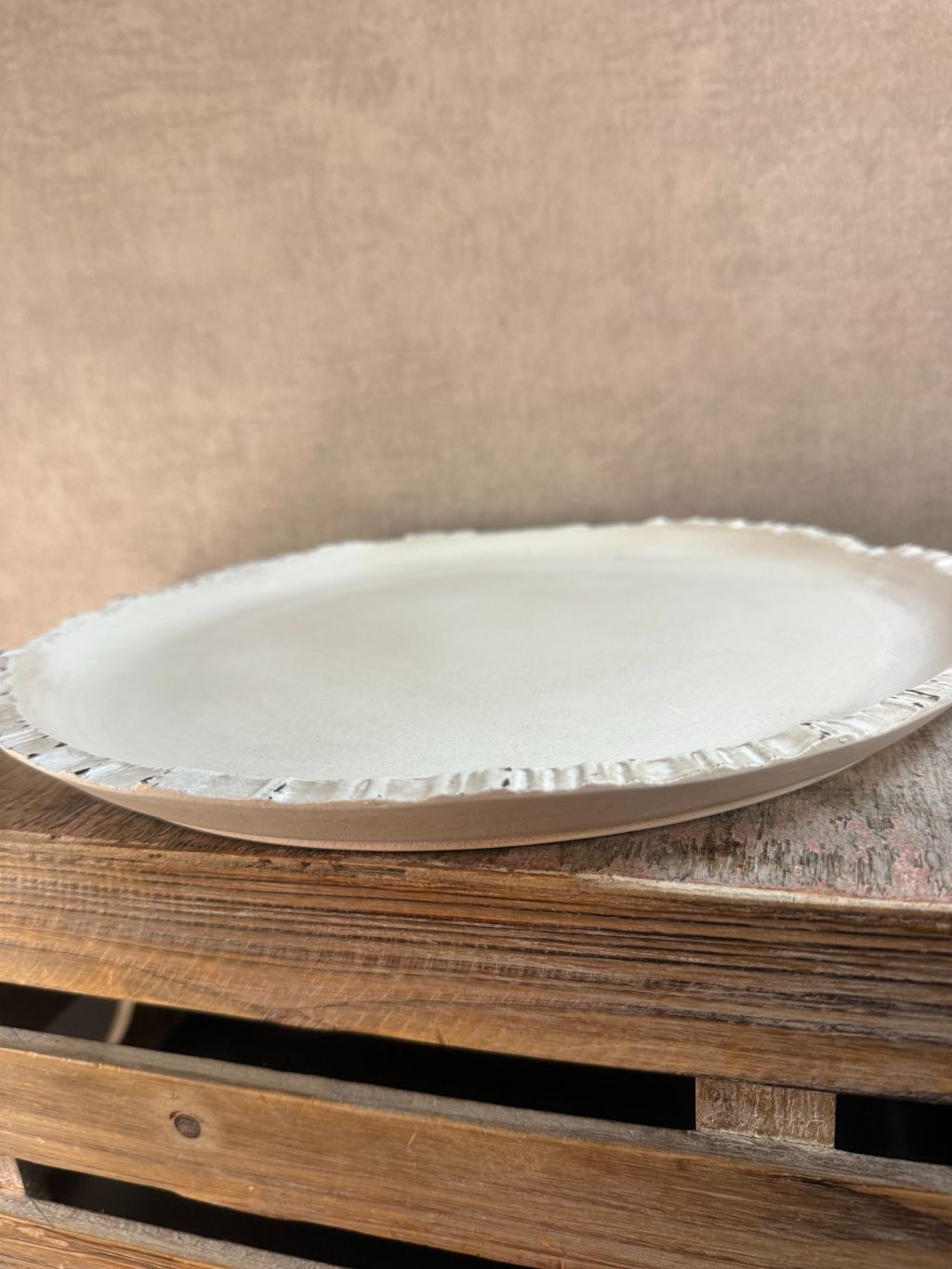 Rond houten dienblad Mato in wit met used look en speelse randafwerking, Ø 33 cm.