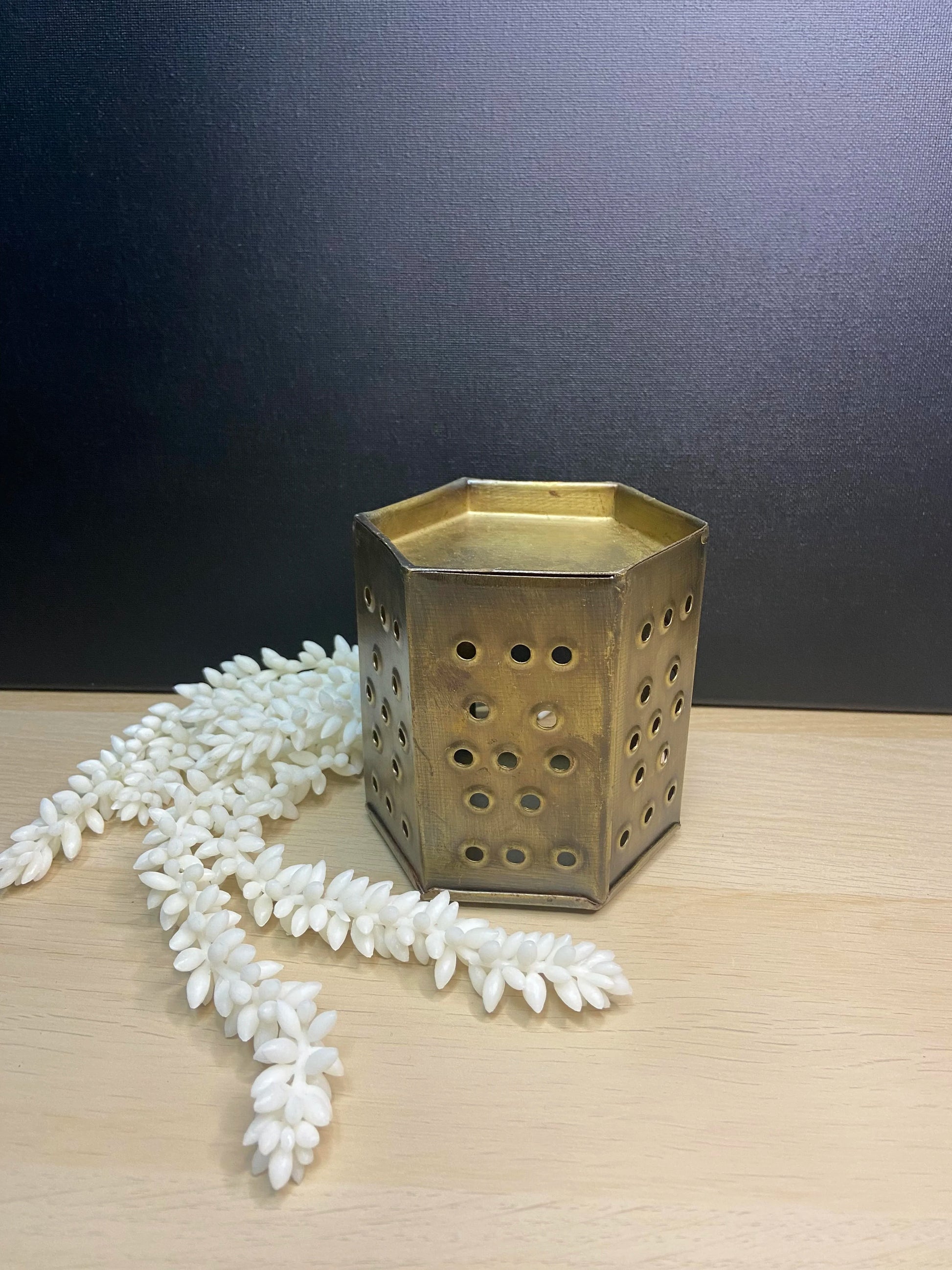 Fragrance burner hexagon gold