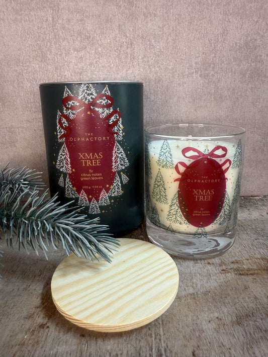 Geurkaars Xmas Tree van The Olphactory in donkergroene verpakking met kerstboomprint en houten deksel.