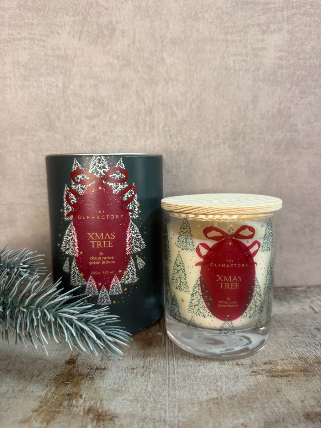 Geurkaars Xmas Tree van The Olphactory in donkergroene verpakking met kerstboomprint en houten deksel.