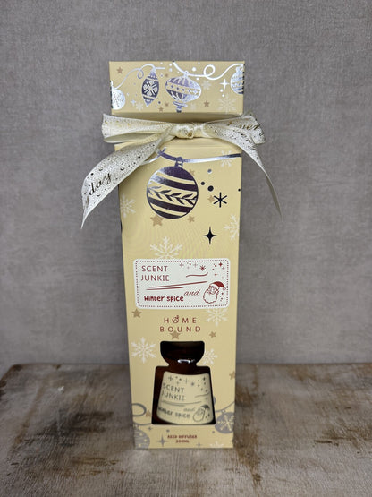 Geurstokjes Winter Spice van Scent Junkie 200 ml in feestelijke kerst cadeauverpakking.