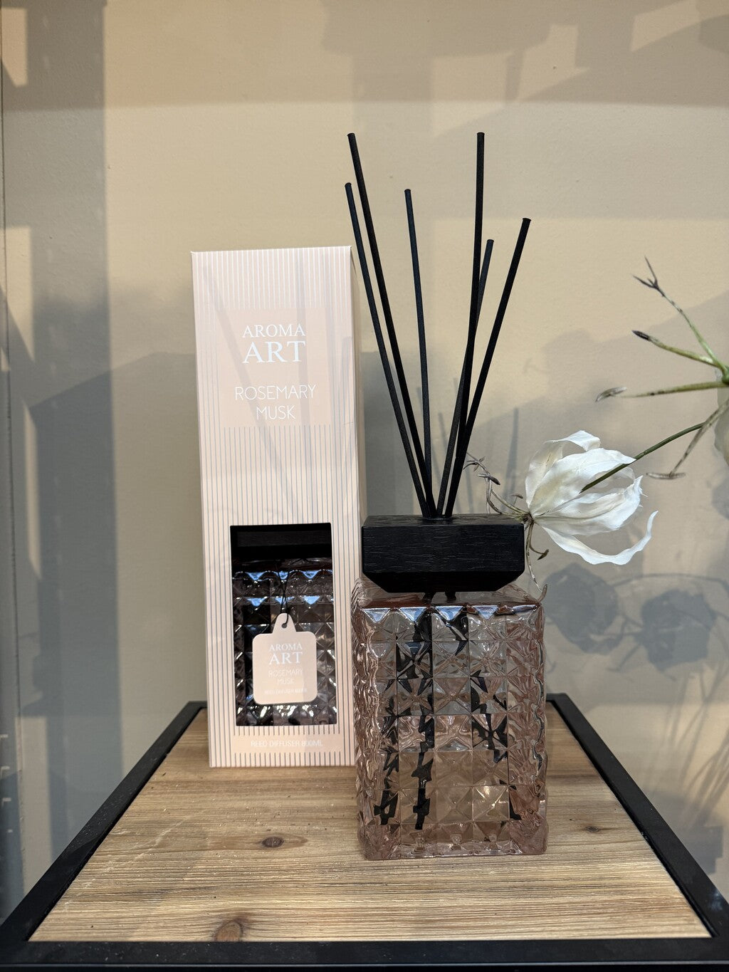 Geurstokjes Rosemary Musk 800 ml in luxe glazen facetflacon met zwarte geurstokjes.