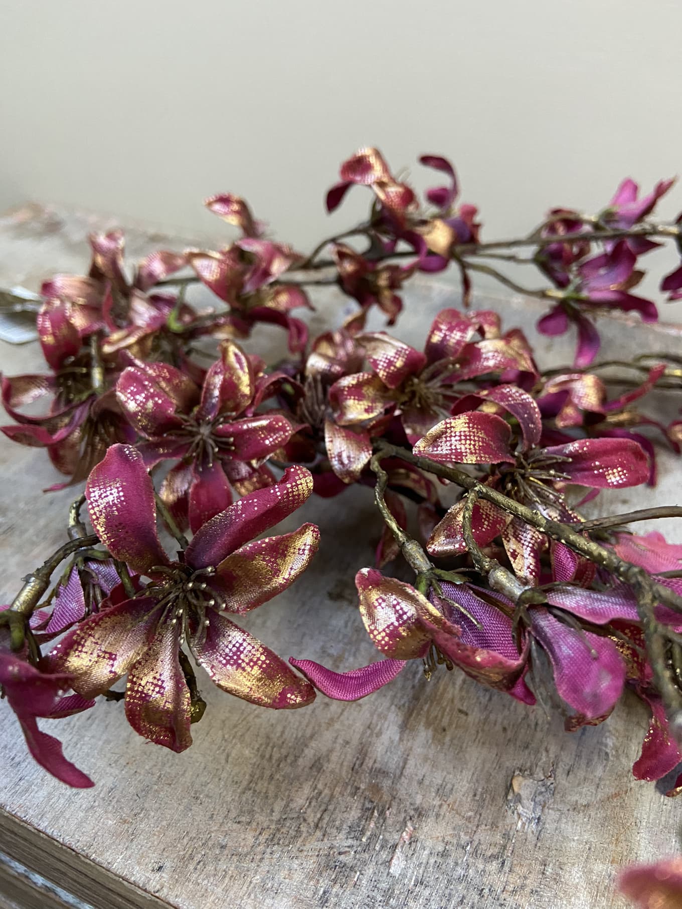 Kunsttak Magnolia in de kleur bordeaux met goud