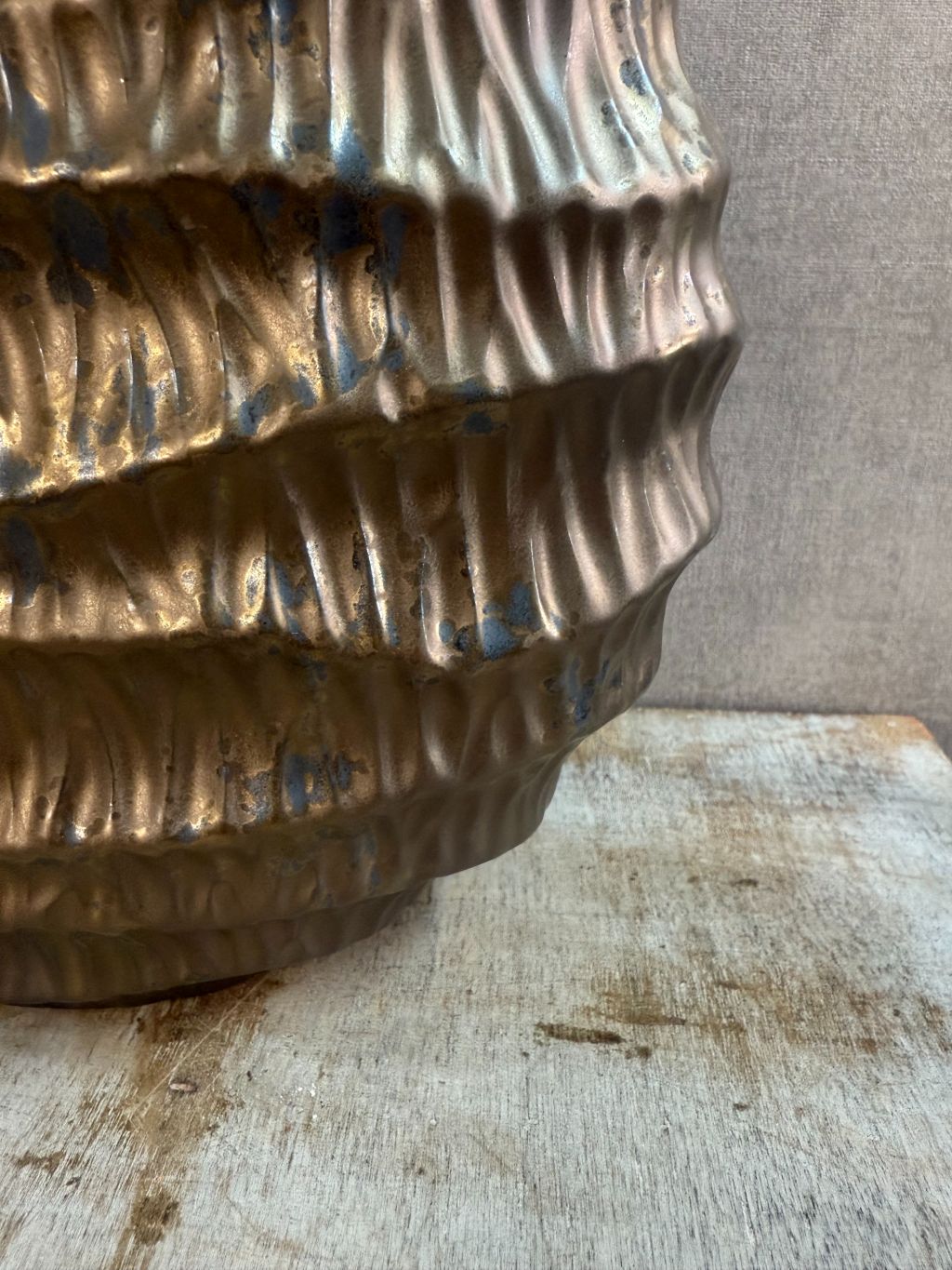 Vaas Jada Wave brons met golvend design – decoratieve vensterbank vaas.