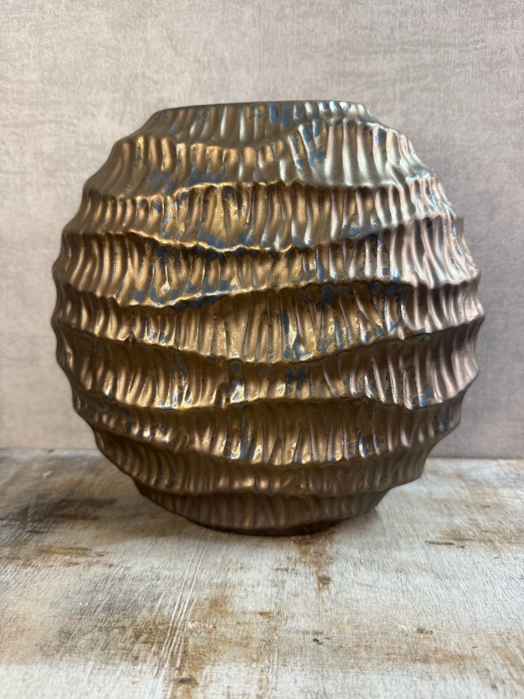 Vaas Jada Wave brons met golvend design – decoratieve vensterbank vaas.