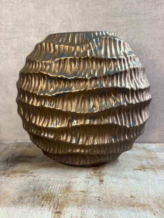 Vaas Jada Wave brons met golvend design – decoratieve vensterbank vaas.