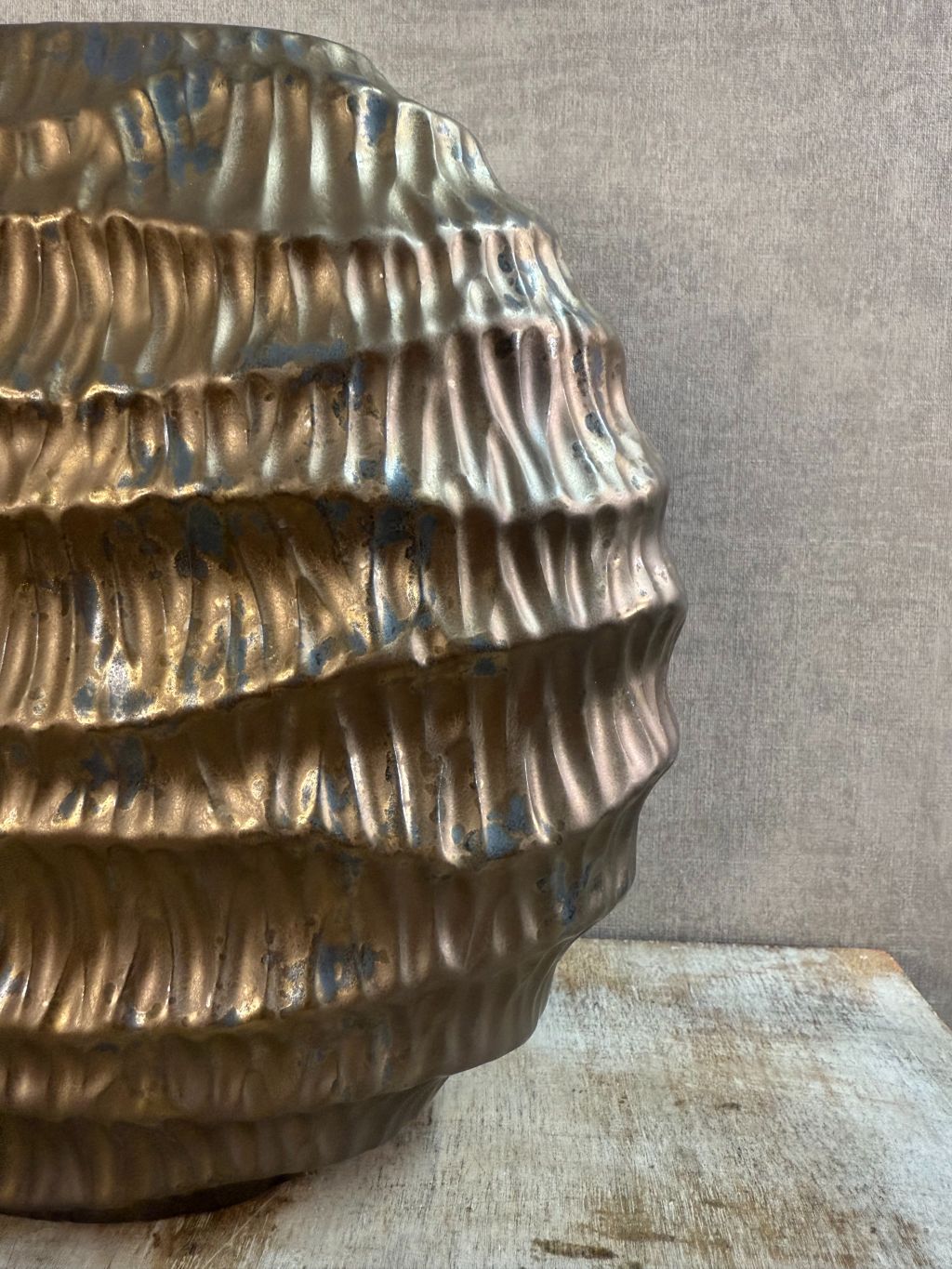Vaas Jada Wave brons met golvend design – decoratieve vensterbank vaas.
