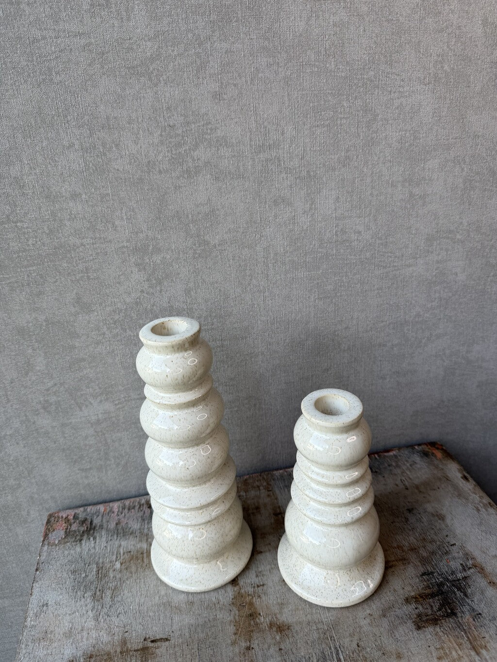 Beige keramieken Kandelaar Novi in klein en groot formaat met organische ronde vormen.