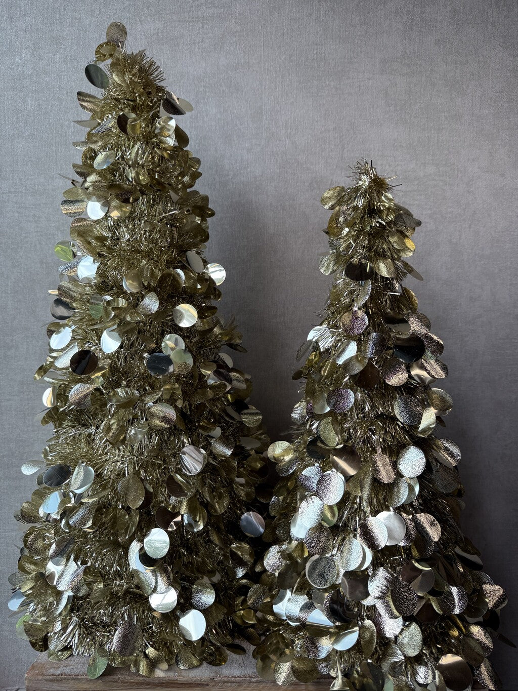 Champagne gouden Kerstboom Twinkle met glanzende decoratie, verkrijgbaar in twee formaten.
