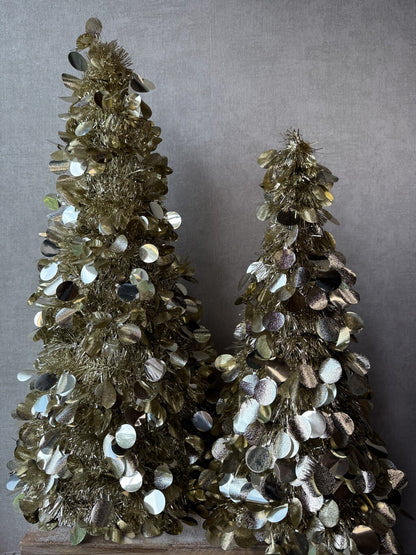 Champagne gouden Kerstboom Twinkle met glanzende decoratie, verkrijgbaar in twee formaten.