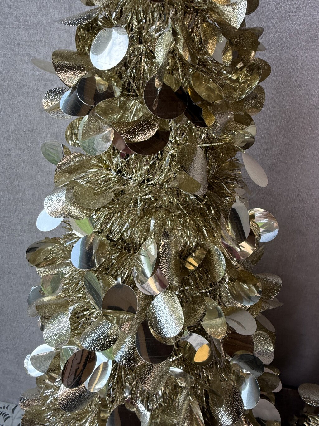 Champagne gouden Kerstboom Twinkle met glanzende decoratie, verkrijgbaar in twee formaten.
