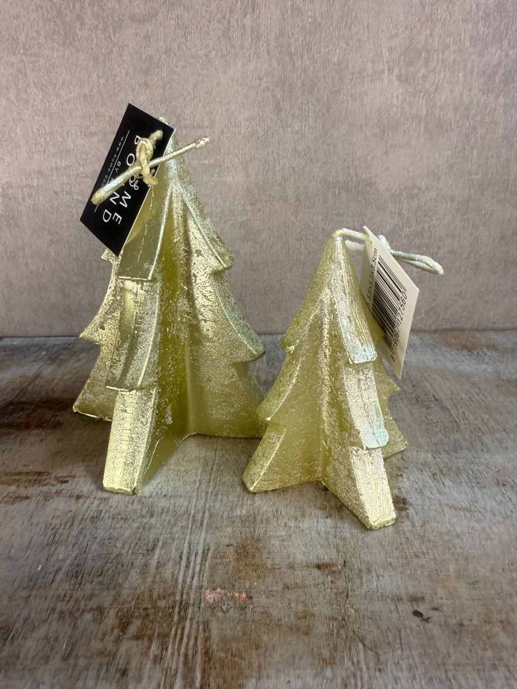 Gouden kerstboom kaars van soyawax, verkrijgbaar in twee maten, stijlvolle feestelijke decoratie.
