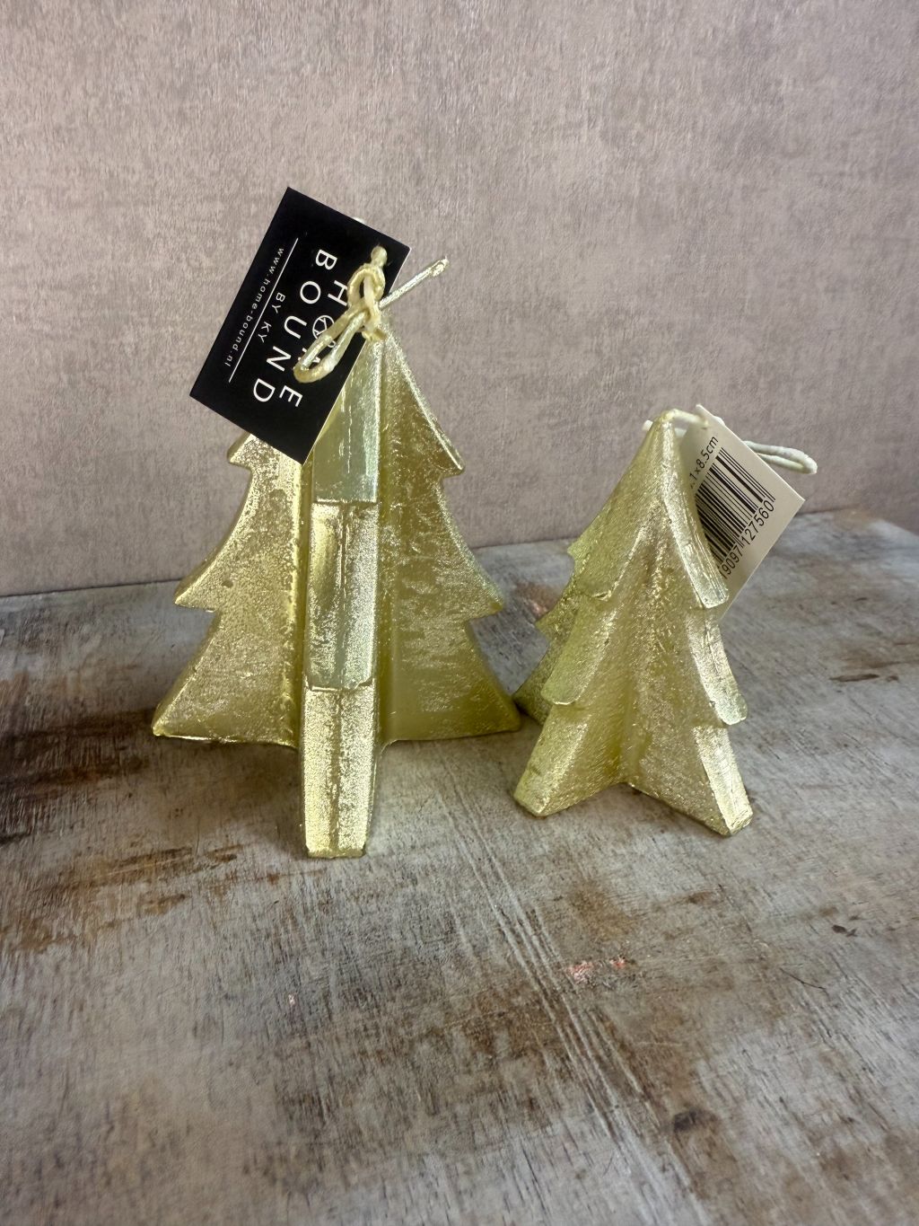 Gouden kerstboom kaars van soyawax, verkrijgbaar in twee maten, stijlvolle feestelijke decoratie.