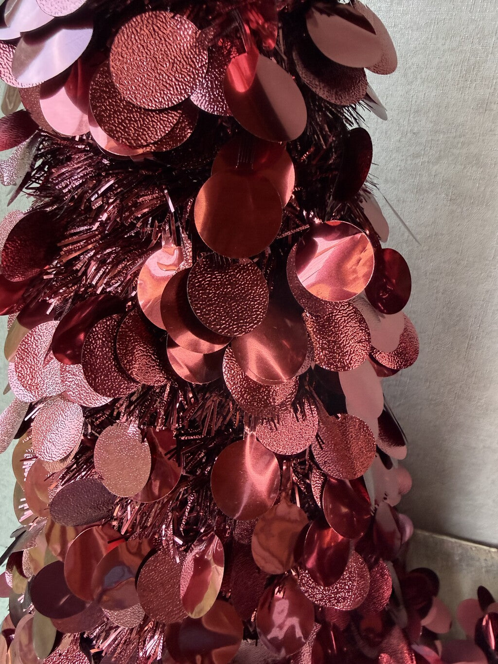 Bordeauxrode decoratieve Kerstboom Twinkle met glanzende details, verkrijgbaar in twee formaten.