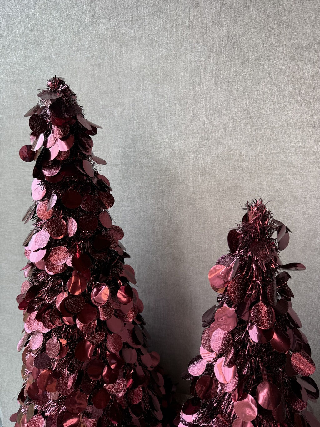 Bordeauxrode decoratieve Kerstboom Twinkle met glanzende details, verkrijgbaar in twee formaten.