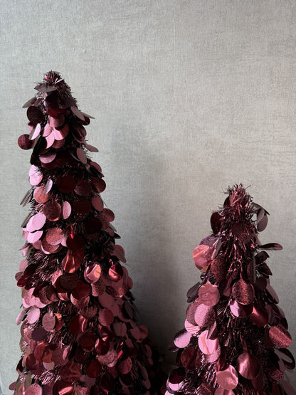 Bordeauxrode decoratieve Kerstboom Twinkle met glanzende details, verkrijgbaar in twee formaten.