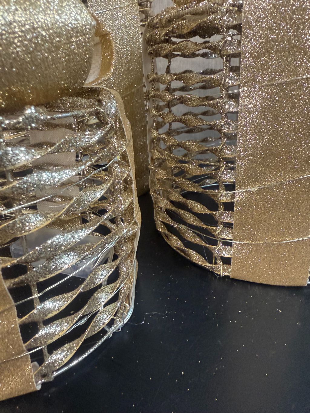 Set van 3 gouden kerstcadeau dozen met LED-verlichting en glinsterende strikken, in drie formaten.