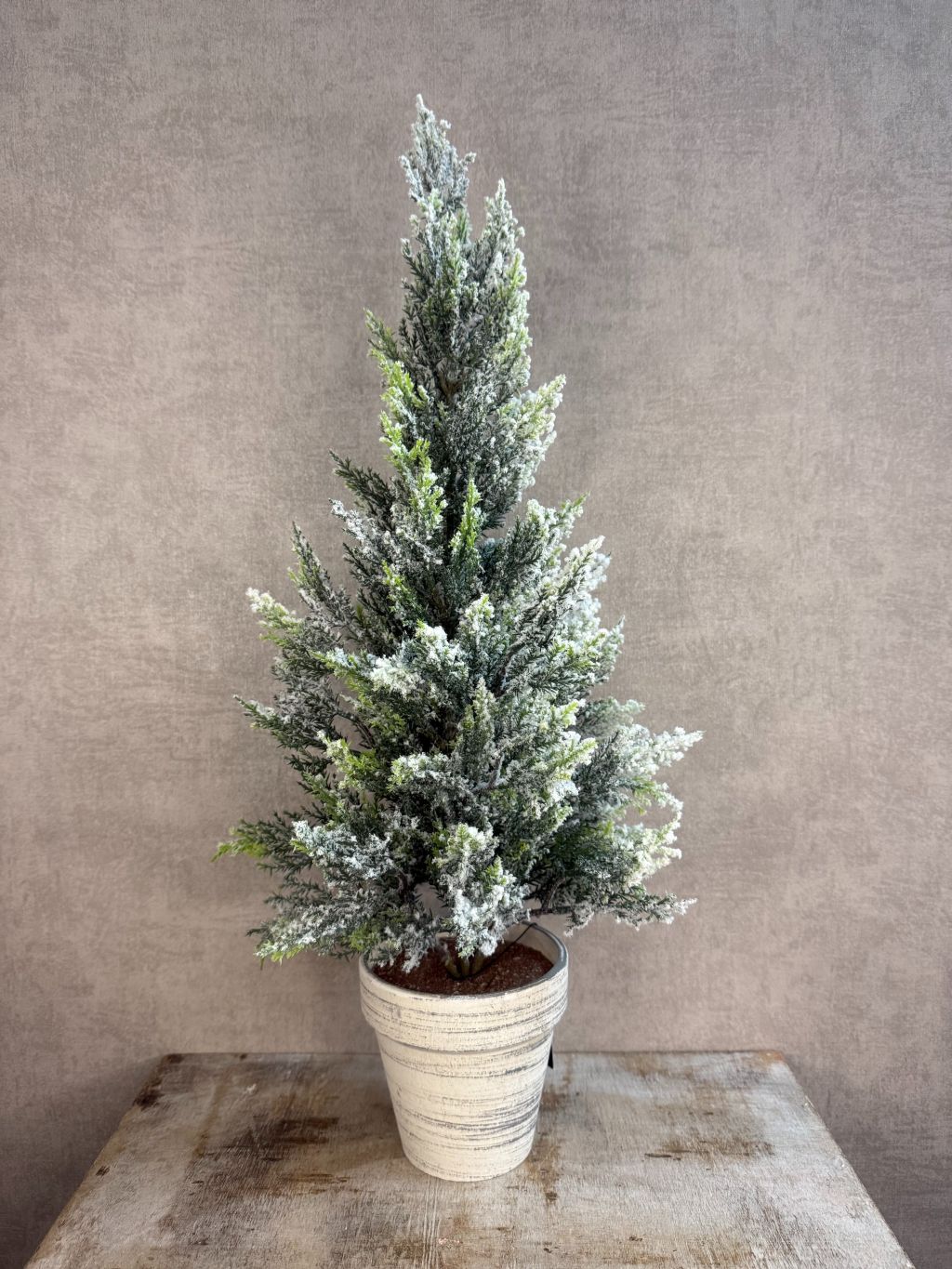 Kunst kerstboom in pot van Colmore, groen met sneeuwaccenten, hoogte 61 cm.
