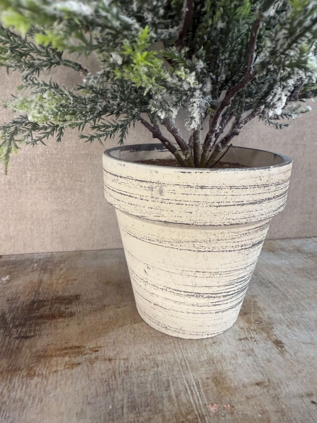 Kunst kerstboom in pot van Colmore, groen met sneeuwaccenten, hoogte 61 cm.