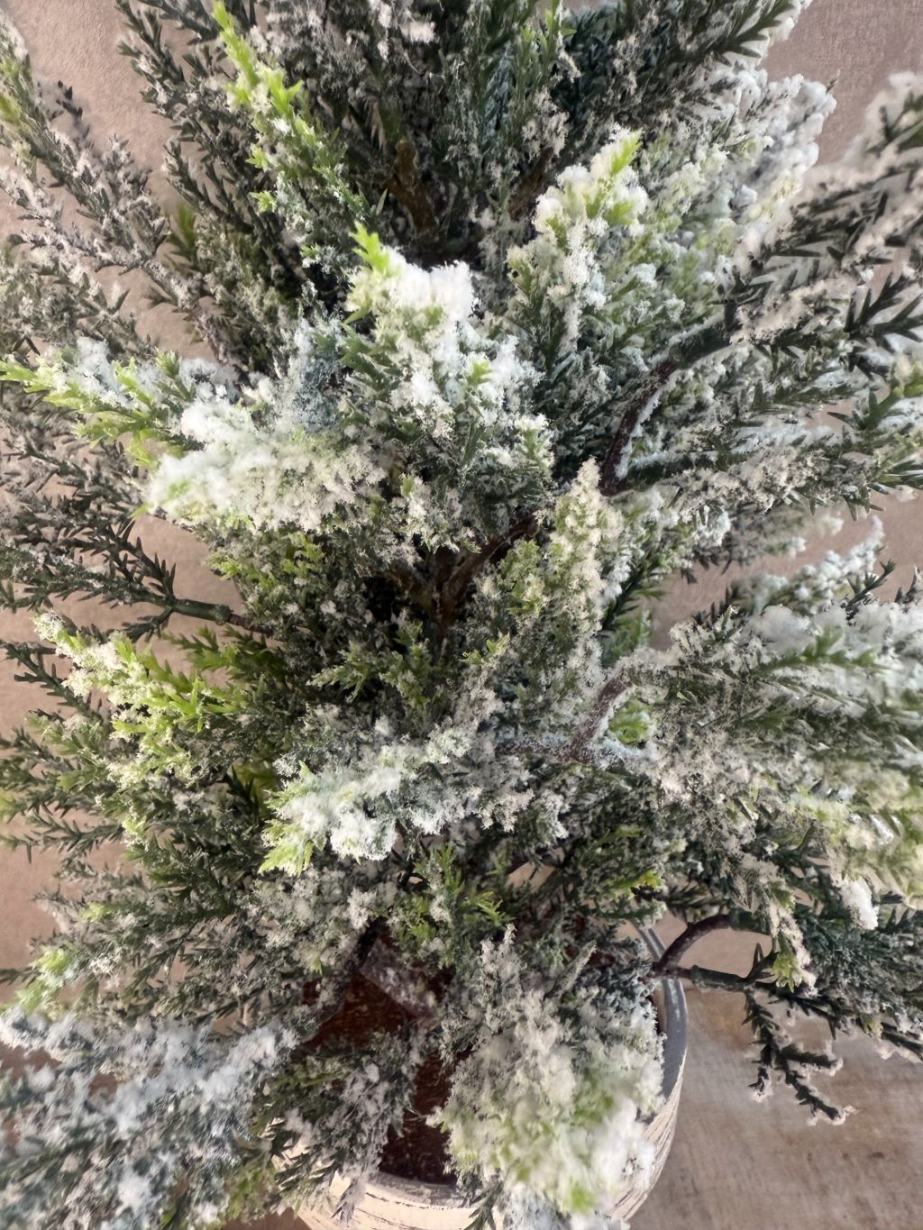 Kunst kerstboom in pot van Colmore, groen met sneeuwaccenten, hoogte 61 cm.