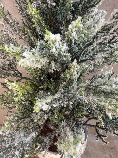Kunst kerstboom in pot van Colmore, groen met sneeuwaccenten, hoogte 61 cm.
