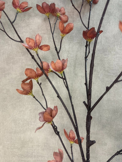 Kunstbloem Bloesem bruin – lange decoratieve tak met kleine bruine bloesemblaadjes tegen een neutrale achtergrond.