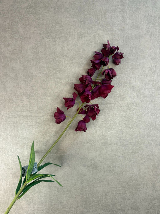 Kunstbloem Campanula in bordeaux rood met belvormige bloemen en lange steel van 92 cm op een grijze achtergrond