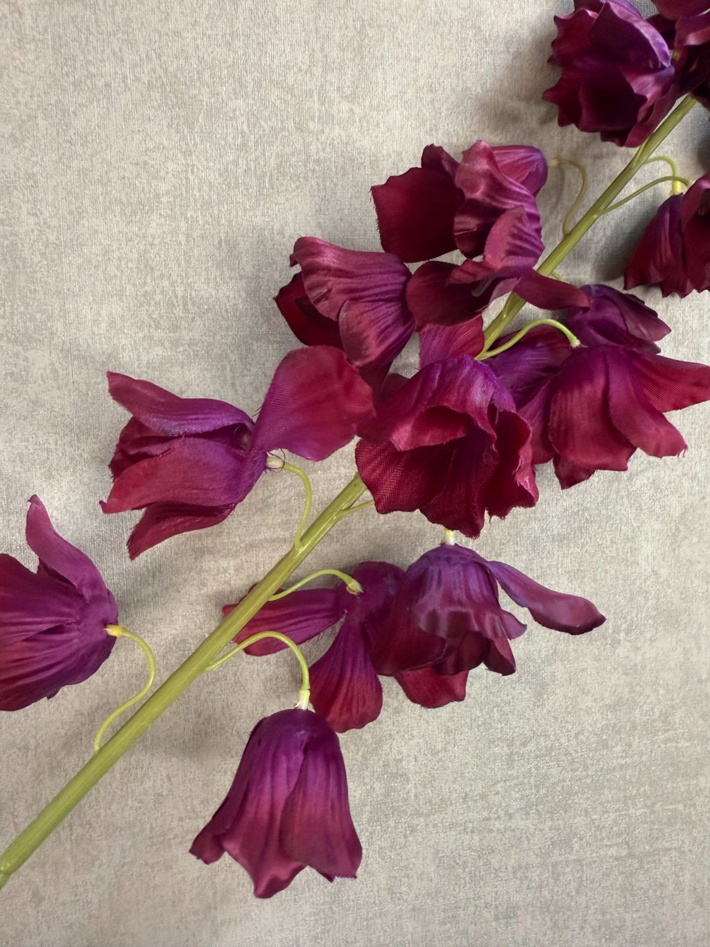 Kunstbloem Campanula in bordeaux rood met belvormige bloemen en lange steel van 92 cm op een grijze achtergrond