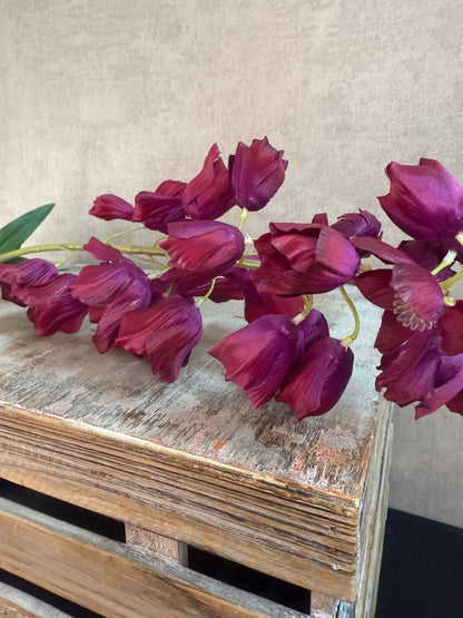 Kunstbloem Campanula in bordeaux rood met belvormige bloemen en lange steel van 92 cm op een houten kist