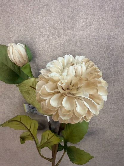 Kunstbloem Dahlia beige – realistische beige dahlia met groene bladeren tegen grijze achtergrond.